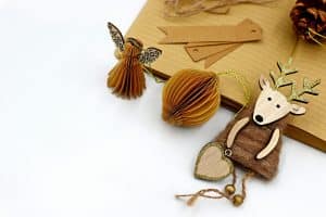 Post-Plastic Cars: Algae-Based Materials and Recycled Tech