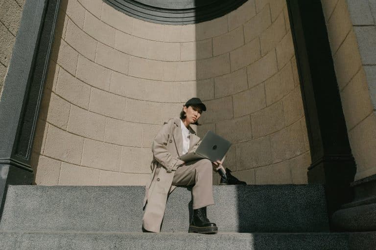 Post-Plastic Cities: Building with Algae-Based Materials and Recycled Tech